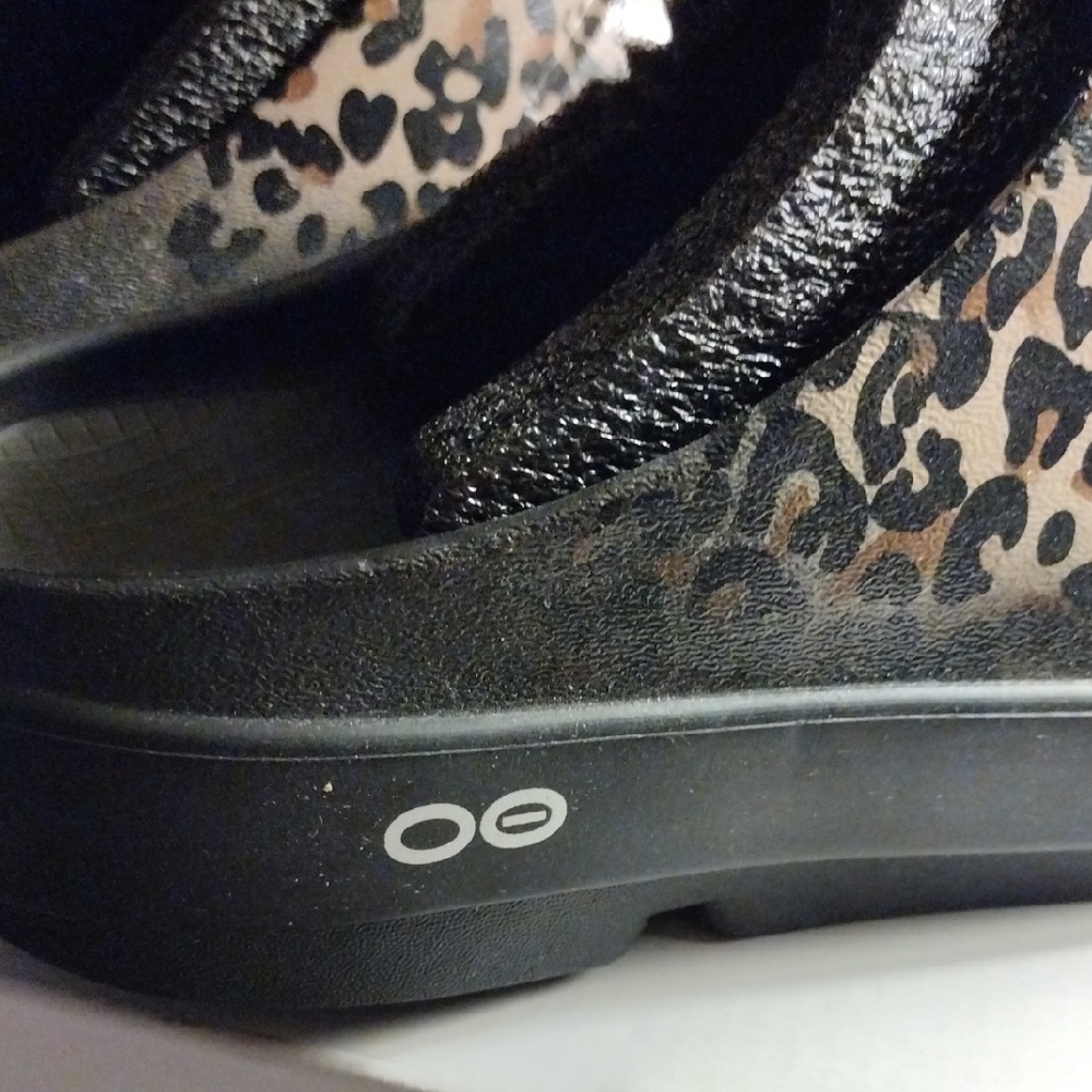 OOFOS Leopard Pattern Clogs - Picture 2 of 6